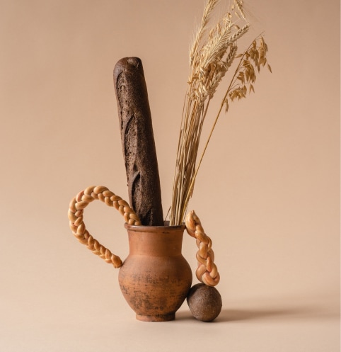 vase ancien avec blé et baguette de pain