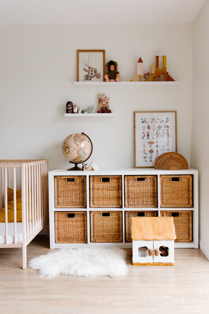 chambre d'enfant avec meuble de rangement et paniers en osier jouets et lit de bébé