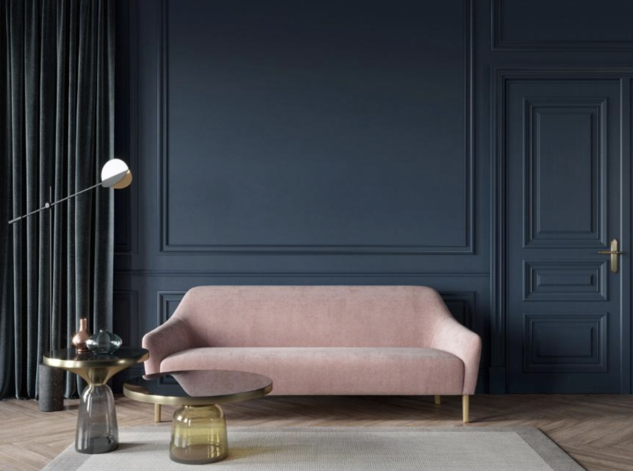 canapé rose dans salon avec mur bleu foncé