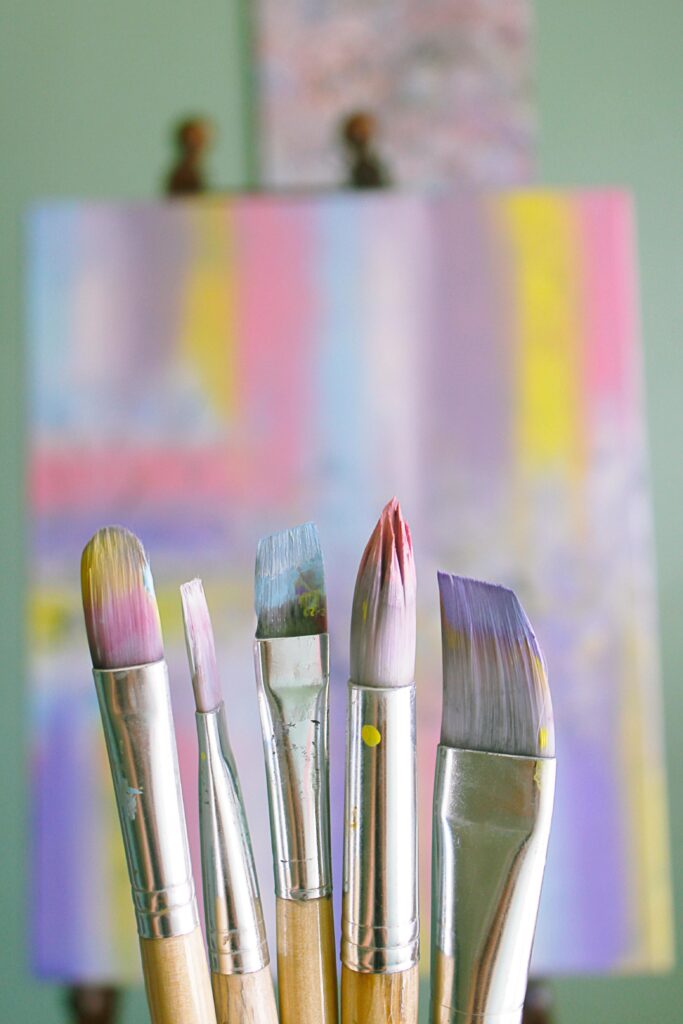 pinceaux de peintures avec tons pastels